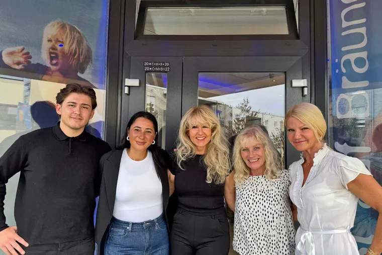 Das Team des Sonnenstudios Speed Sun vor dem Studio in Eschweiler